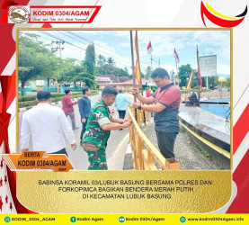 BABINSA KORAMIL 03/LUBUK BASUNG BERSAMA POLRES DAN FORKOPIMCA BAGIKAN BENDERA MERAH PUTIH DI KECAMATAN LUBUK BASUNG