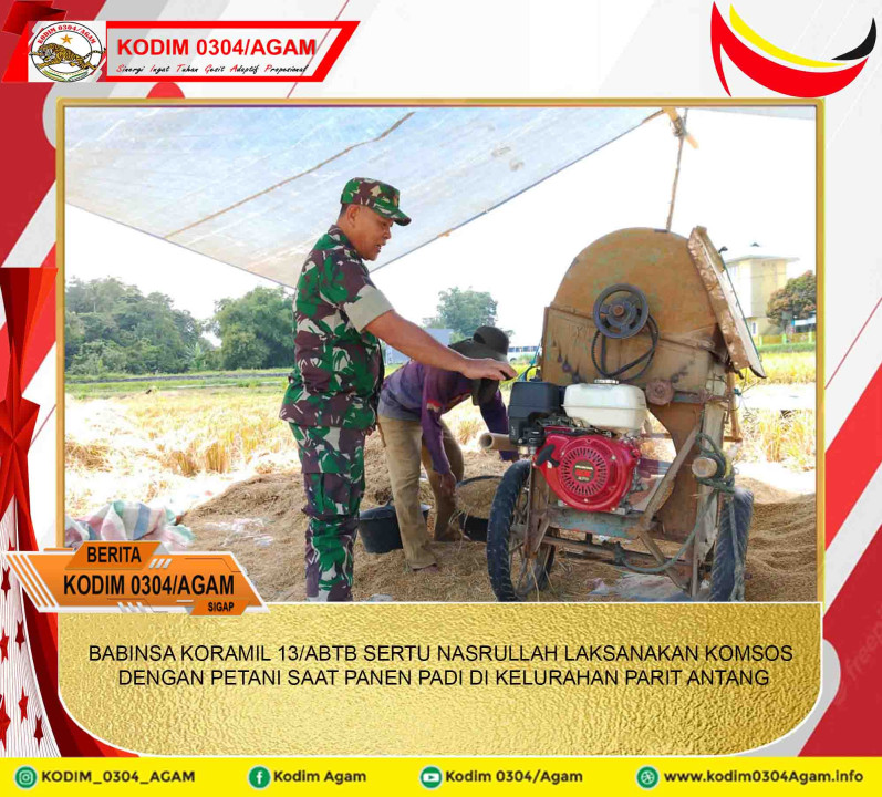 BABINSA KORAMIL 13/ABTB SERTU NASRULLAH LAKSANAKAN KOMSOS DENGAN PETANI SAAT PANEN PADI DI KELURAHAN PARIT ANTANG