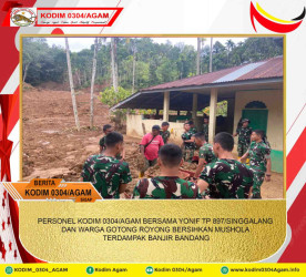 PERSONEL KODIM 0304/AGAM BERSAMA YONIF TP 897/SINGGALANG DAN WARGA GOTONG ROYONG BERSIHKAN MUSHOLA TERDAMPAK BANJIR BANDANG
