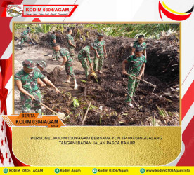 PERSONEL KODIM 0304/AGAM BERSAMA YON TP 897/SINGGALANG TANGANI BADAN JALAN PASCA BANJIR