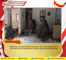 PERSONEL TNI KODIM 0304/AGAM DAN YON TP 897/SINGGALANG GOTONG ROYONG BERSIHKAN RUMAH WARGA PASCABENCANA