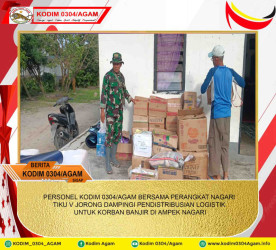 PERSONEL KODIM 0304/AGAM BERSAMA PERANGKAT NAGARI TIKU V JORONG DAMPINGI PENDISTRIBUSIAN LOGISTIK UNTUK KORBAN BANJIR DI AMPEK NAGARI