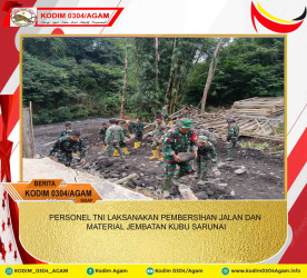 PERSONEL TNI LAKSANAKAN PEMBERSIHAN JALAN DAN MATERIAL JEMBATAN KUBU SARUNAI