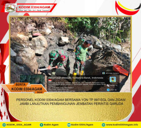 PERSONEL KODIM 0304/AGAM BERSAMA YON TP 897/SGL DAN ZIDAM JAMBI LANJUTKAN PEMBANGUNAN JEMBATAN PERINTIS GARUDA