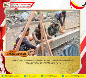 PERSONEL TNI PASANG JEMBATAN HULU BAMBU PENGHUBUNG DUA JORONG DI NAGARI DUO KOTO