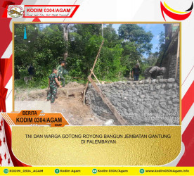TNI DAN WARGA GOTONG ROYONG BANGUN JEMBATAN GANTUNG DI PALEMBAYAN